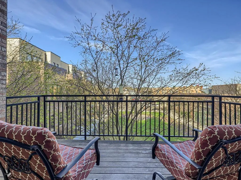 Delano Townhome: 166 2nd st n