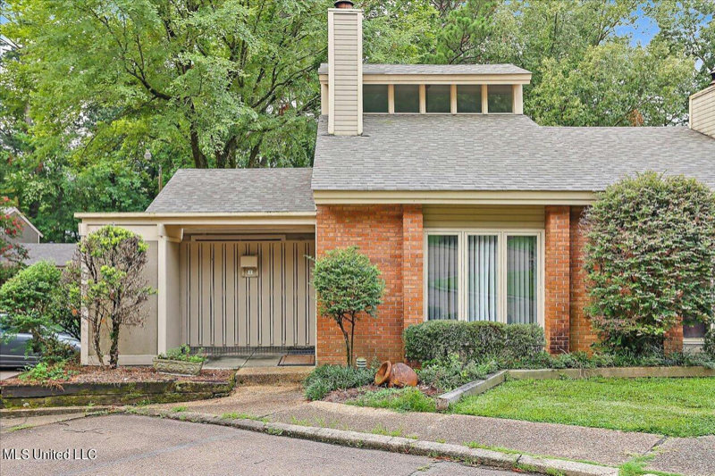 Madison Condo: 200 Woodgreen Dr