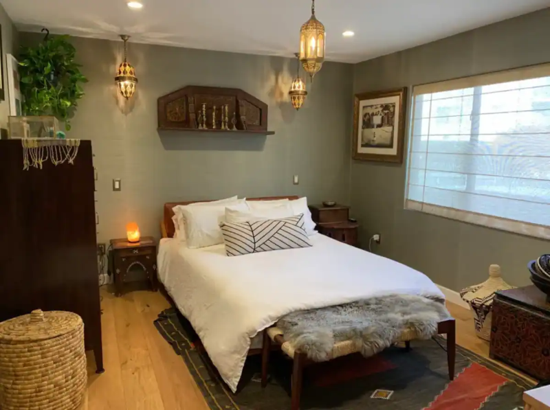 Los Angeles Apartment: 1126 N Hoover St