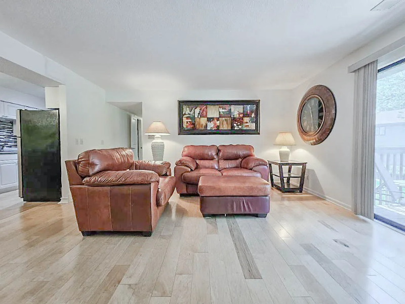 Clive Condo: 9523 University Ave