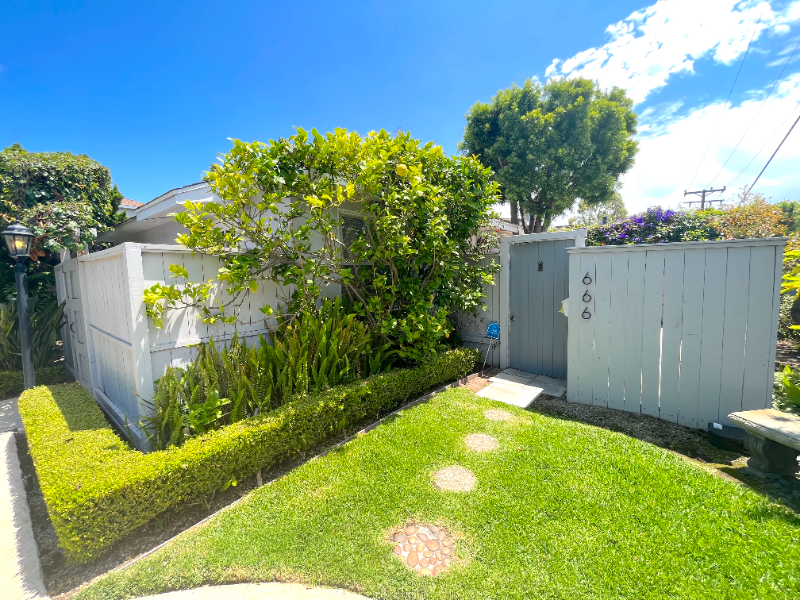 Laguna Beach Apartment: 666 Glenneyre St