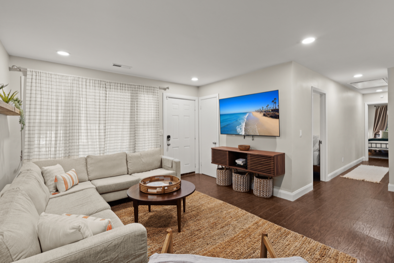 North Charleston House: 2611 N Oakridge Cir