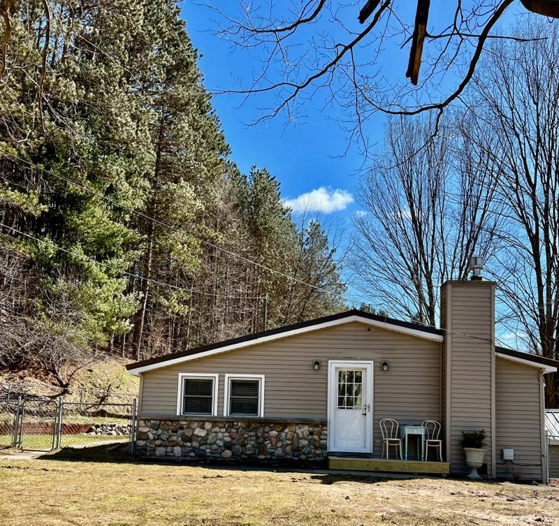 Traverse City House: 5128 Cedar Valley Rd