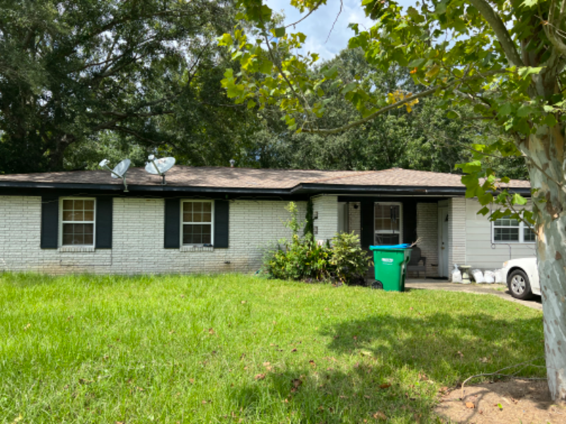 Moss point House: 3701 Devonshire dr