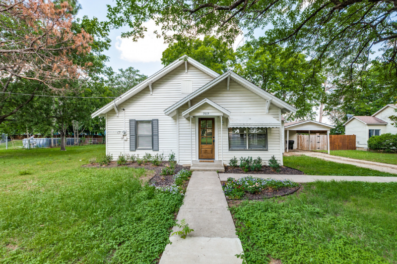 Pilot Point House: 909 N. Anna Street