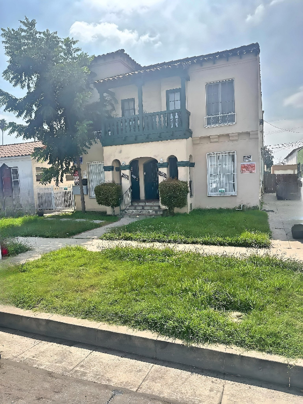 Los Angeles Apartment: 1022 W 64th St