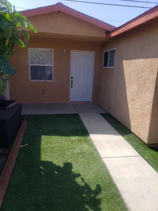 los angeles House: 1540 1/2 w 58th street