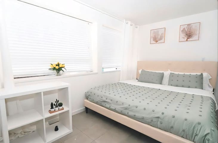 Seattle Apartment: 2117 Dexter Ave N