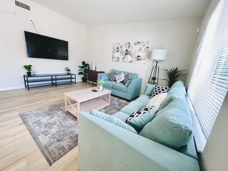 Anaheim House: 915 N Holly St