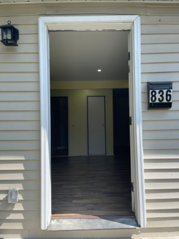 Columbus House: 836 Leona