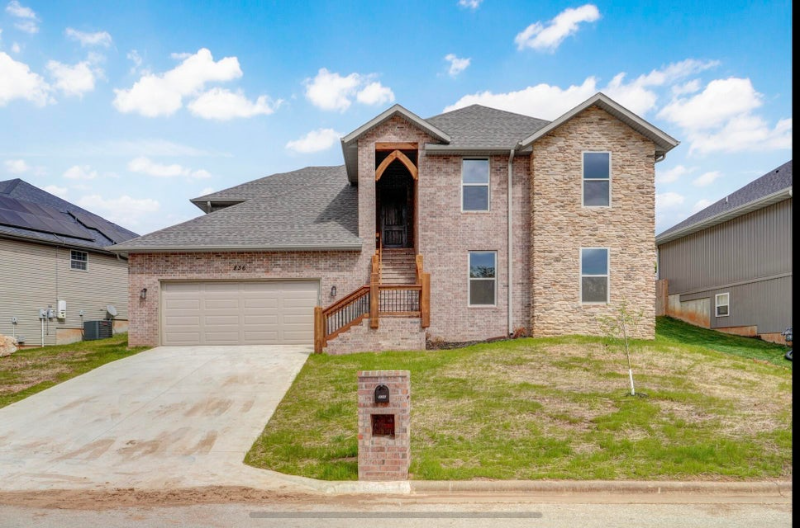 nixa House: 836 S Blacksands Ave.