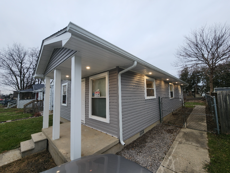 Burton House: 2083 E Schumacher St