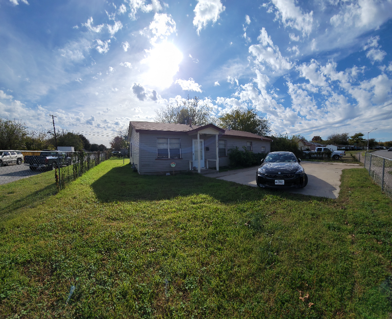 Fort Worth House: 5248 E Berry St