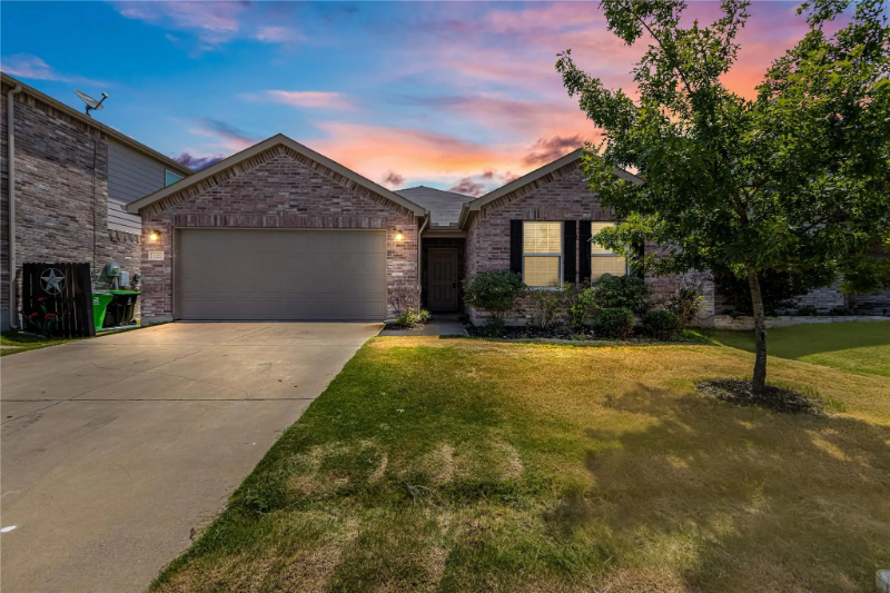 Little Elm House: 1121 Rivers Creek Ln