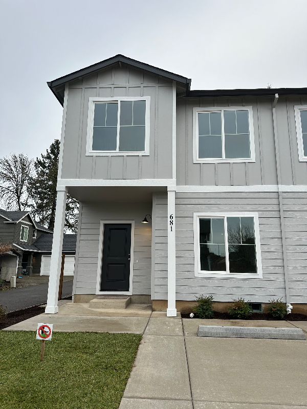 McMinnville Townhome: 681 NE Autumn Ridge Dr.