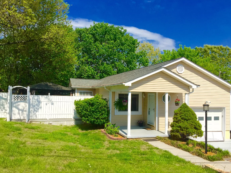 Knoxville House: 1732 Woodpointe Dr