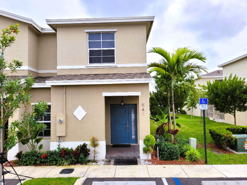 Florida City Townhome: 541 NE 4th LN