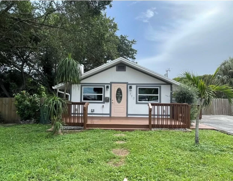 Lake Worth Beach House: 710 S Pine St