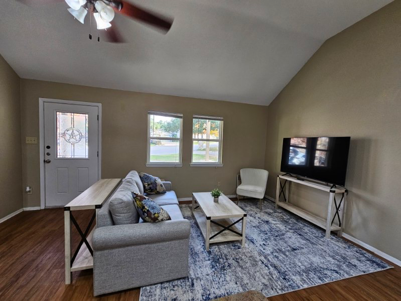 Austin Multiplex: 7002 oak meadow circle