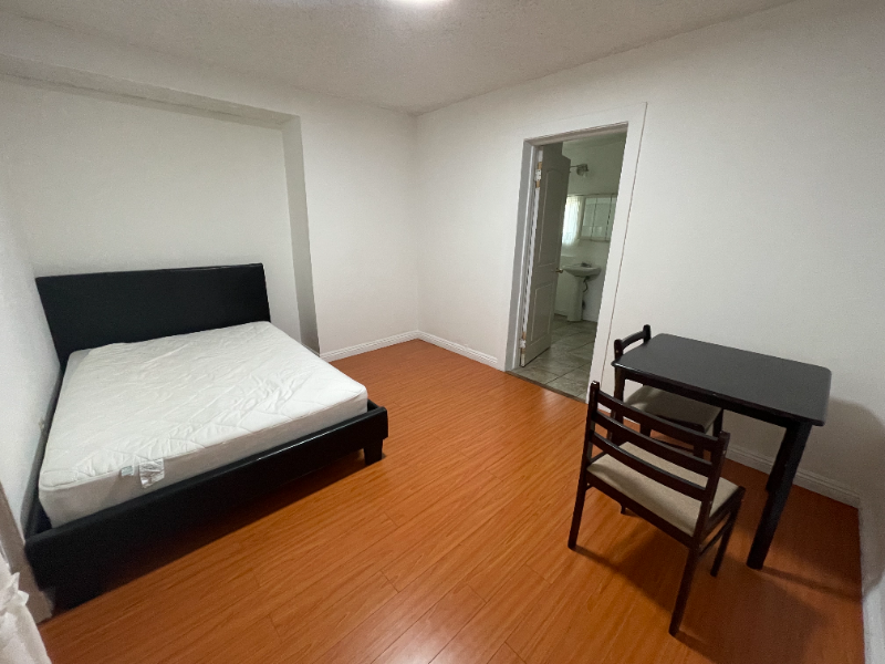 Los Angeles Townhome: 2207 Cambridge St