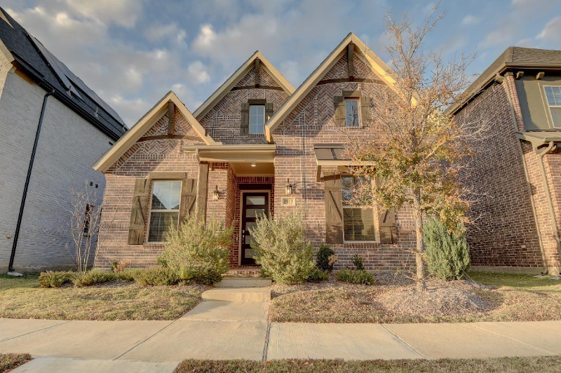 Farmers Branch House: 1913 Cathedral Dr