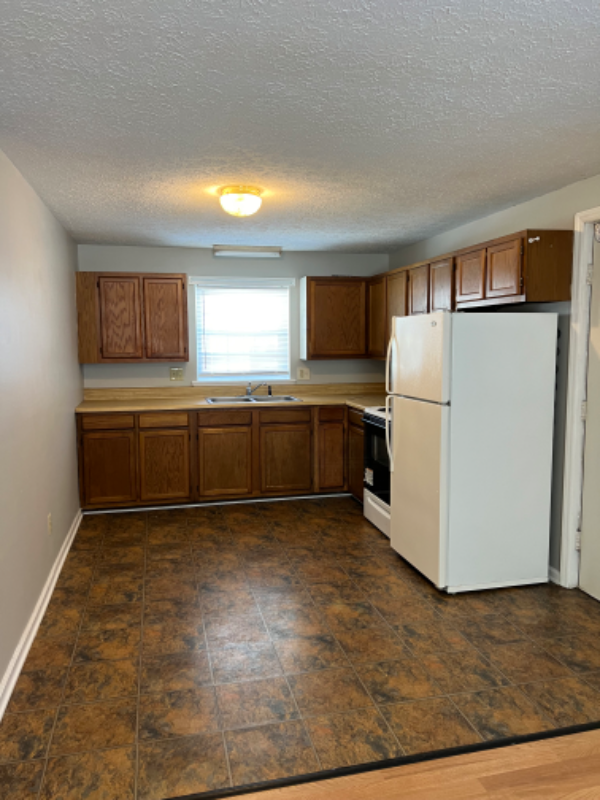 Bristol Apartment: 1214 Golf St