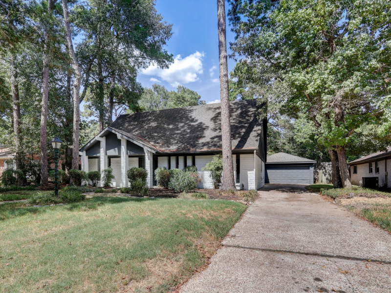 Kingwood House: 1951 Round Spring Dr