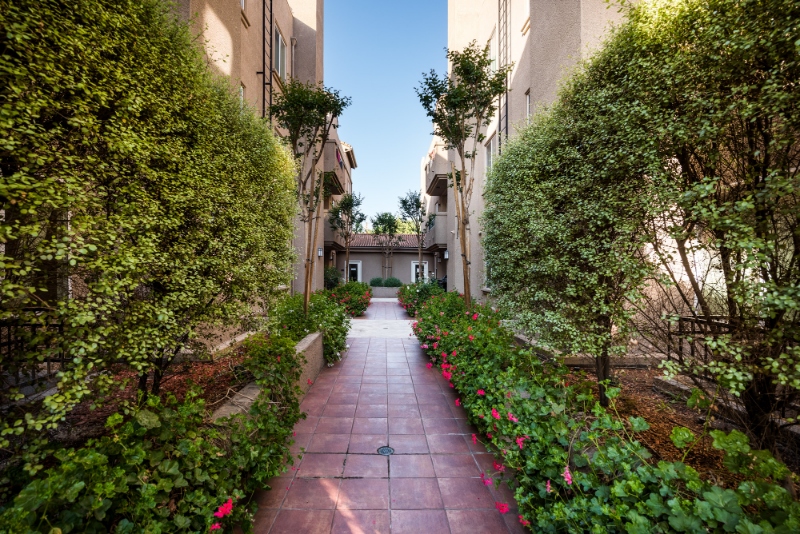 Sun Valley Condo: 8714 Glenoaks Blvd