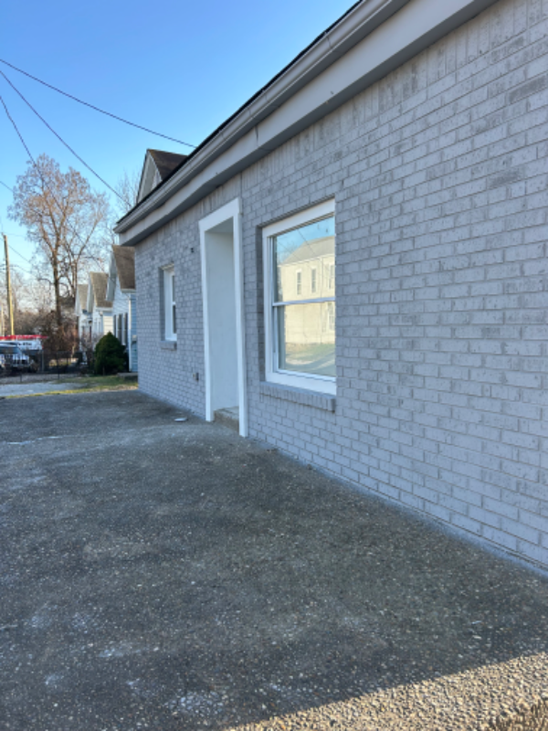 New Albany House: 811 W 8th St