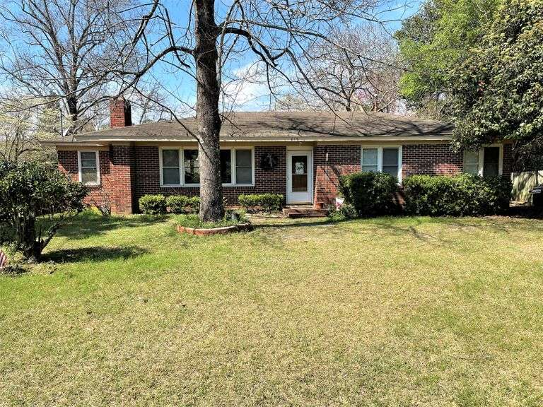 Swainsboro House: 849 Prosperity Drive