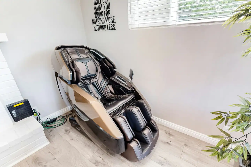 Orange House: 19101 E Ryals Ln