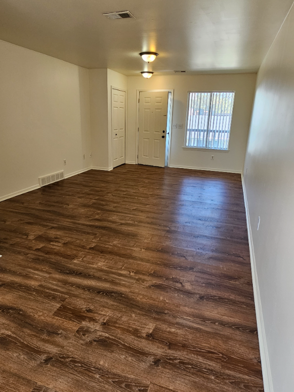 Royal Oak Apartment: 1872 N. Main