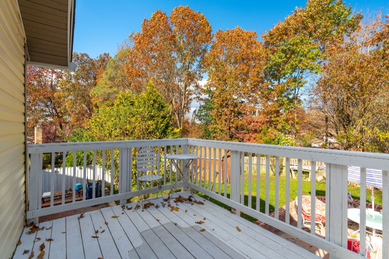 Woodbridge Multiplex: 2512 Linwood Ln