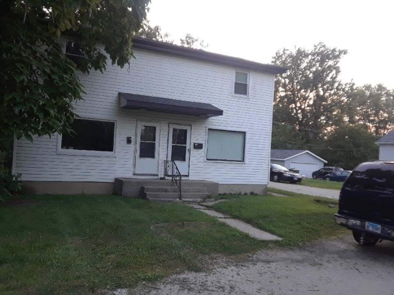 Joliet Apartment: Pequot Street