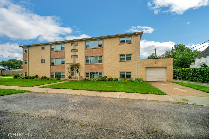 Evergreen Park Apartment: 3205 W 97th
