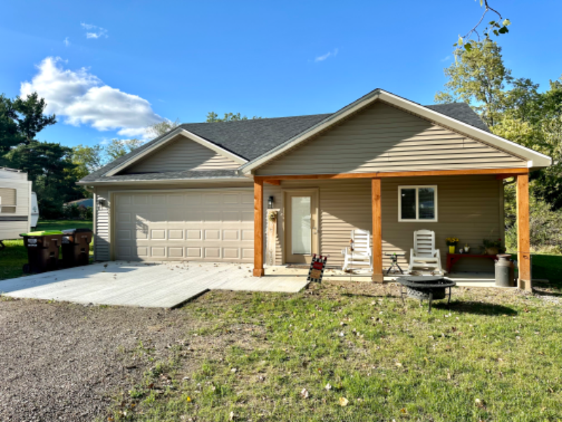 Adrian House: 818 Burr St