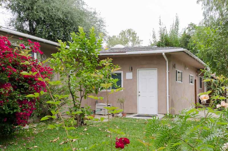 Woodland Hills Apartment: 22056 De La Guerra St