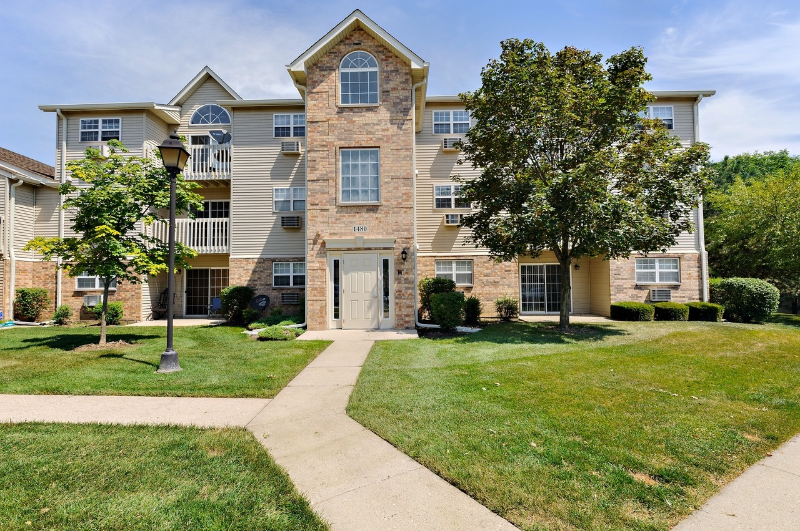 Round Lake Beach Condo: 1480 W Spring Brook Ct