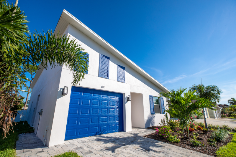 Naples House: 811 108th Ave N