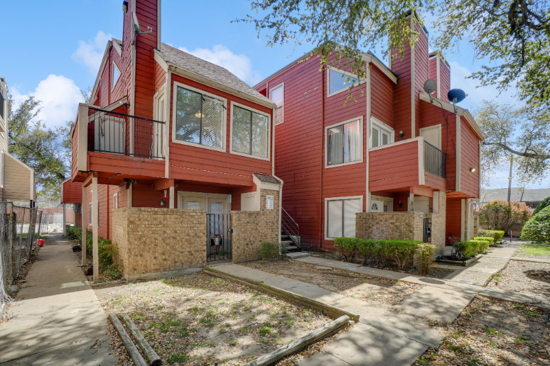 Dallas Apartment: 9821 Walnut Street