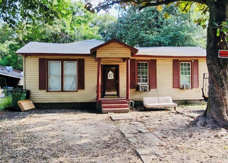 Columbus House: 2409 Clover Ln