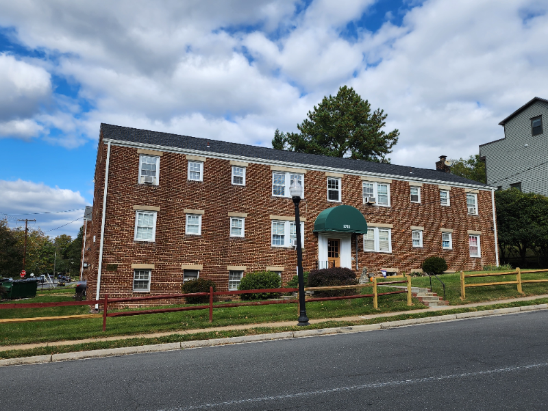 Arlington Apartment: 5723 10th Rd N