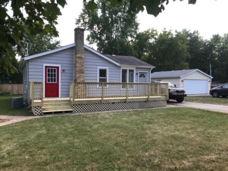 Lake Bluff House: 916 Burris Ave