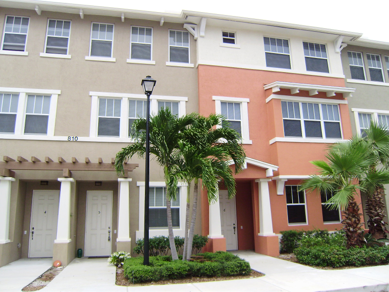West Palm Beach Townhome: 883 Millbrae Ct