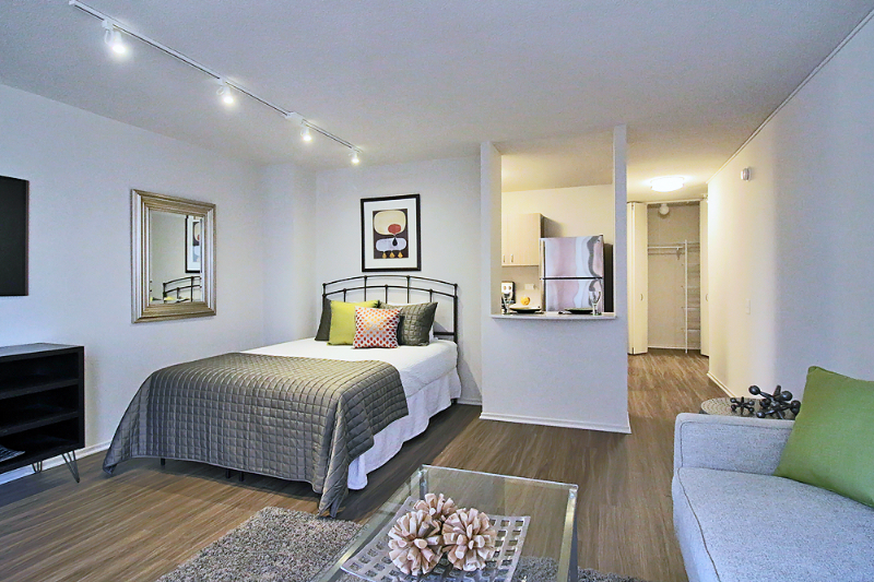 Chicago House: 35 W Elm St