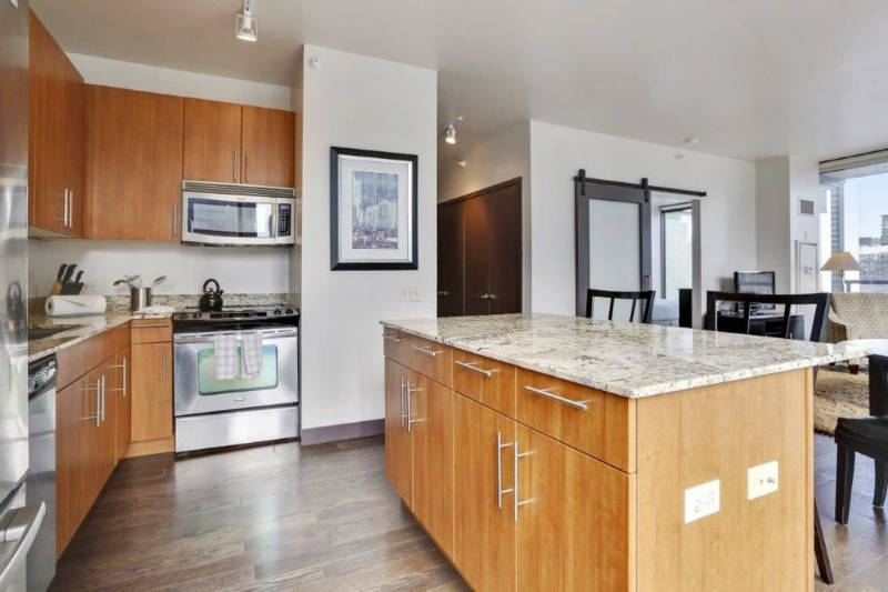 Chicago House: 512 N State St