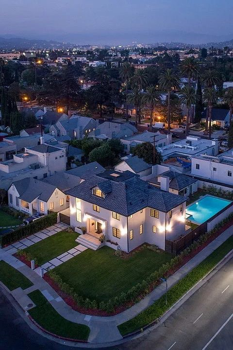 Los Angeles House: 300 N Plymouth Blvd