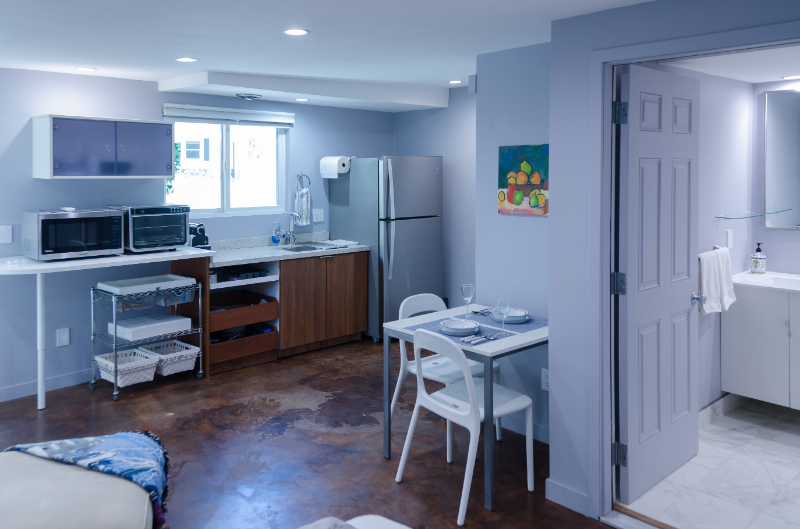 Woodland Hills Apartment: 22054 De La Guerra St