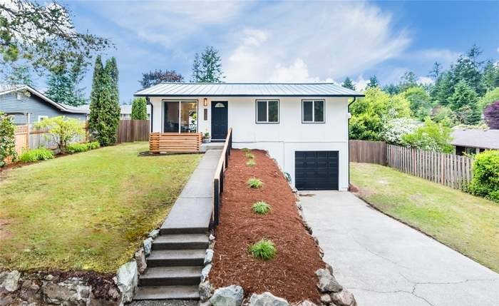 Steilacoom House: 2323 Oak Dr