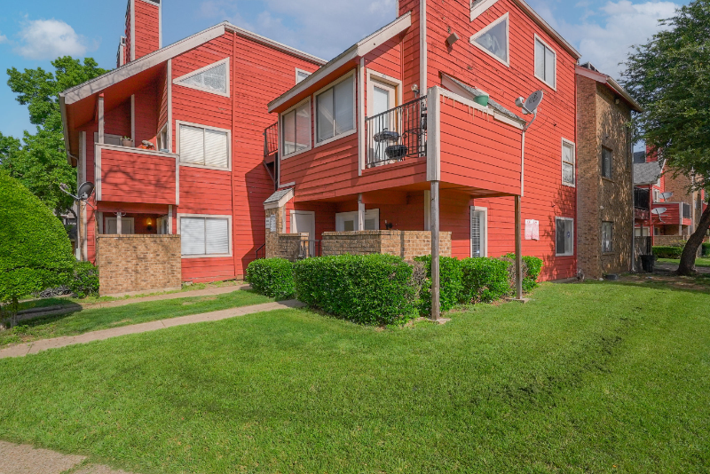 Dallas Apartment: 9825 Walnut Street